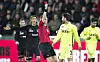 Esbjergs Daniel Stenderup får det røde kort af dommer Jørgen Daugbjerg Burchardt efter at have fældet FC Midtjyllands Kristoffer Olsson. Foto: Henning Bagger/Scanpix.