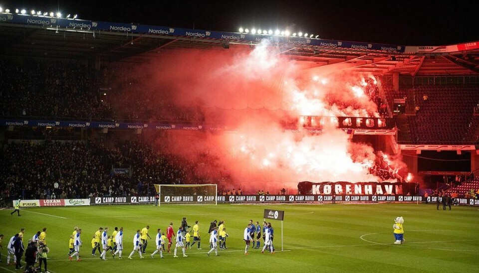 Det her bliver dyrt for de to superliga-klubber fra FC København og Brøndby IF. Begge får nu bøder for romerlys-tænding. Foto: Nils Meilvang/Scanpix