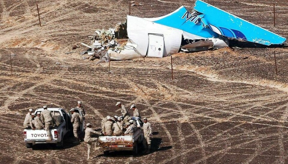 RB PLUS Tøjhandler Abu Osama bombemistænkt i Sinai. 6/11 2015 15.00.- – Efterforskerne undersøger stadig, om et russisk passagerfly blev terrorsprængt i Sinai for en uge siden. Mistanken rettes i givet fald mod Islamisk Stat. // Det russiske flyselskab Kogalymavia, hvis fly styrtede ned over Sinai-halvøen lørdag, vil ikke sende fly af typen A321 i luften, mens der bliver foretaget yderligere undersøgelser af flyet. Det skriver det russiske nyhedsbureau Ria ifølge Reuters. PLUS-historie. Flyet, der styrtede ned i Sinai, havde i sin 18-årige levetid tre mellemøstlige selskaber som ejere. Det har før været ramt af en ulykke. (se Ritzau historie 031500) TOPSHOTS A handout picture taken on November 1, 2015 and released on November 3, 2015 by Russia’s Emergency Ministry shows the wreckage of a A321 Russian airliner in Wadi al-Zolomat, a mountainous area of Egypt’s Sinai Peninsula. Russian airline Kogalymavia’s flight 9268 crashed en route from Sharm el-Sheikh to Saint Petersburg on October 31, killing all 224 people on board, the vast majority of them Russian tourists. AFP PHOTO / RUSSIA’S EMERGENCY MINISTRY / MAXIM GRIGORYEV *RESTRICTED TO EDITORIAL USE – MANDATORY CREDIT “AFP PHOTO / RUSSIA’S EMERGENCY MINISTRY / MAXIM GRIGORYEV” – NO MARKETING NO ADVERTISING CAMPAIGNS – DISTRIBUTED AS A SERVICE TO CLIENTS *