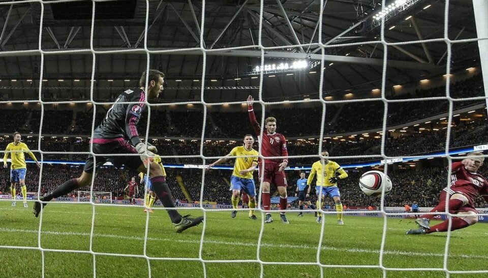 Dansk målscorer: -Vi var heldige med 1-2-nederlag Nicolai Jørgensen scorer sit første landskampsmål. Foto: Janerik Henriksson/Scanpix.