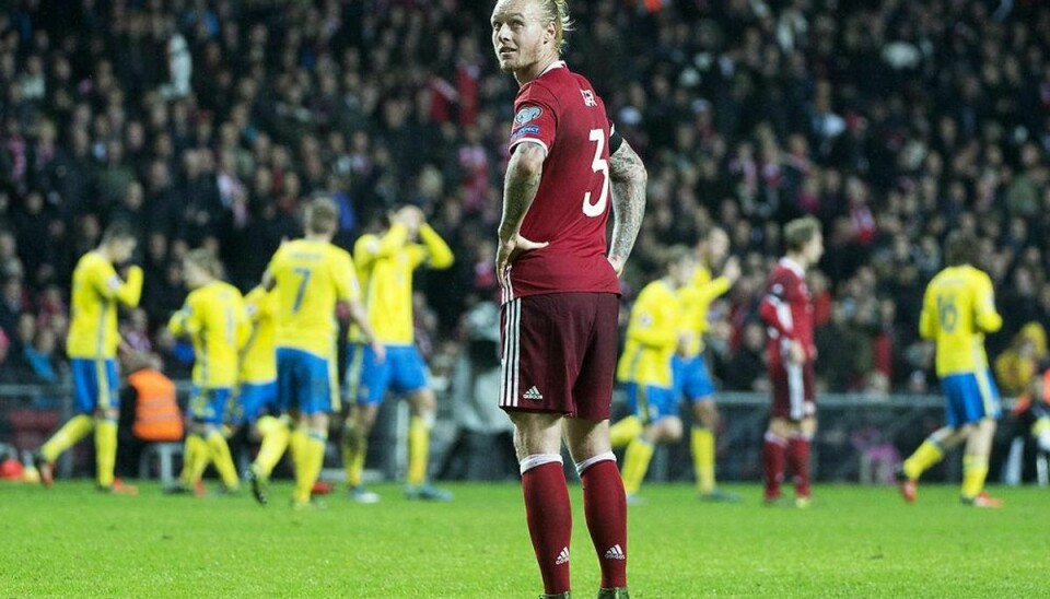 Imponerende mange så Simon Kjær og resten af det danske landshold ryge ud i EM-kulden efter 2-2 mod Sverige. Foto: Claus Bech/Scanpix