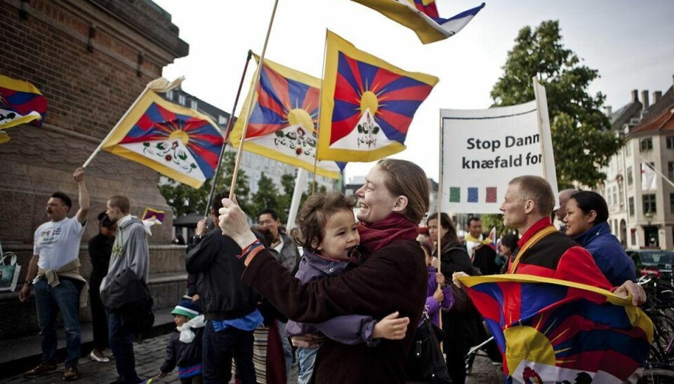 Antallet af afviste klager ryster Tibet-aktivister RB plus. Udenrigsministeriet hives ind i Tibet-sag Tibet-sagen vokser. To ledende politifolk forflyttes nu, og dokumenter fra Udenrigsministeriet tyder på pres oppefra for at skærme Kinas leder mod protester. Arkivfoto: ARKIVFOTO. Københavns Politidirektør vil have undersøgt sagen, hvor ledelsen i politiet beskyldes for ikke at tale sandt. (se Ritzau historie 281733) Demonstration mod Kinas menneskerettighedsovertrædelser over for Tibet, Free Tibet, på Højbro Plads i København fredag d. 15. juni 2012 i forbindelse med den kinesiske præsident Hu Jintaos statsbesøg i Danmark.