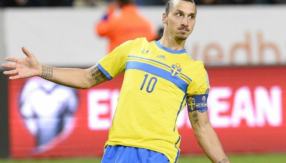 Zlatan giver Olsen panderynker: -Vi skal stoppe ham Zlatan Ibrahimovic giver Morten Olsen panderynker. Foto: JONATHAN NACKSTRAND/Scanpix.