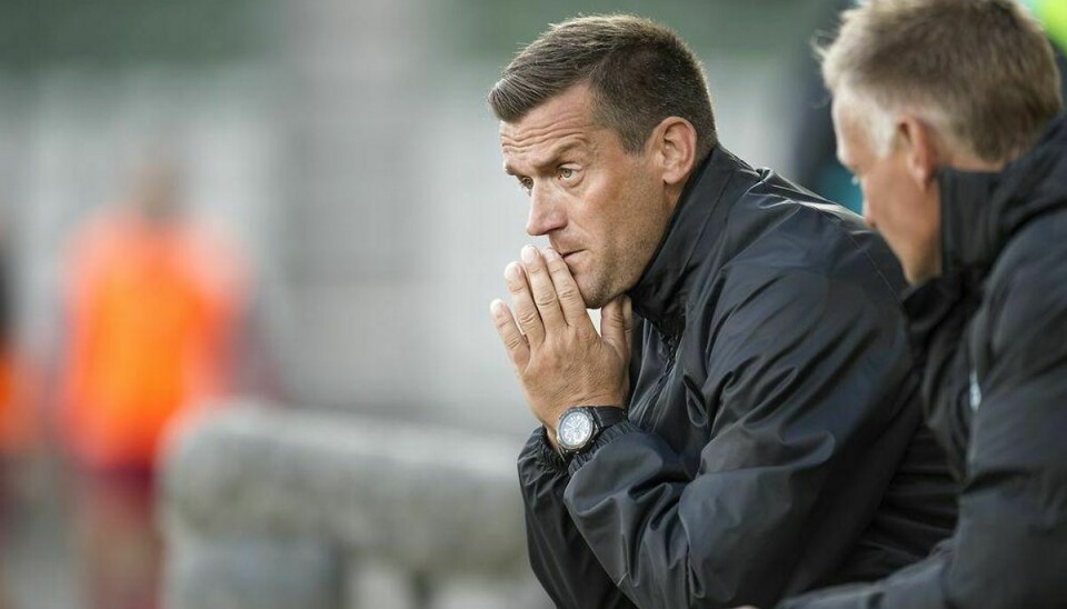 Viborg-cheftræner Johnny Mølby kan glæde sig over, at hans spillere er videre i pokalturneringen i fodbold. Her ses han til kamp mod OB i superligaen. Foto: Scanpix