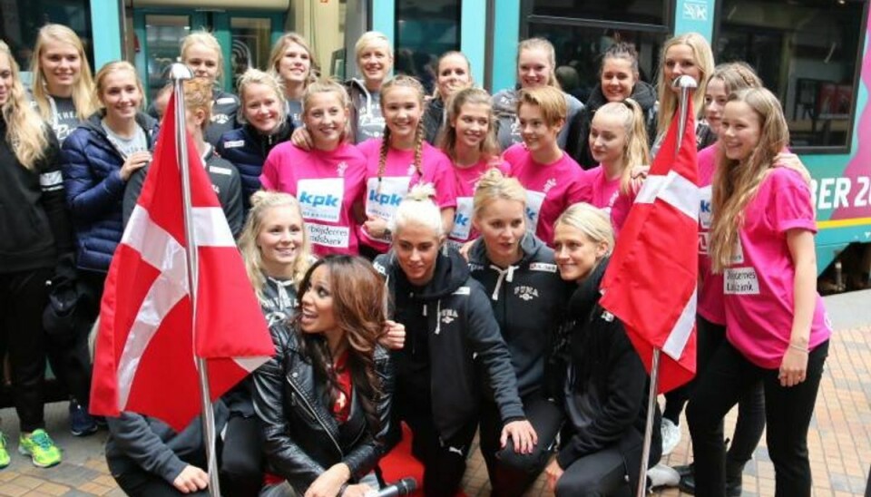 Håndbold-kvinder indvier VM-tog Foto: Per Øxenholt.