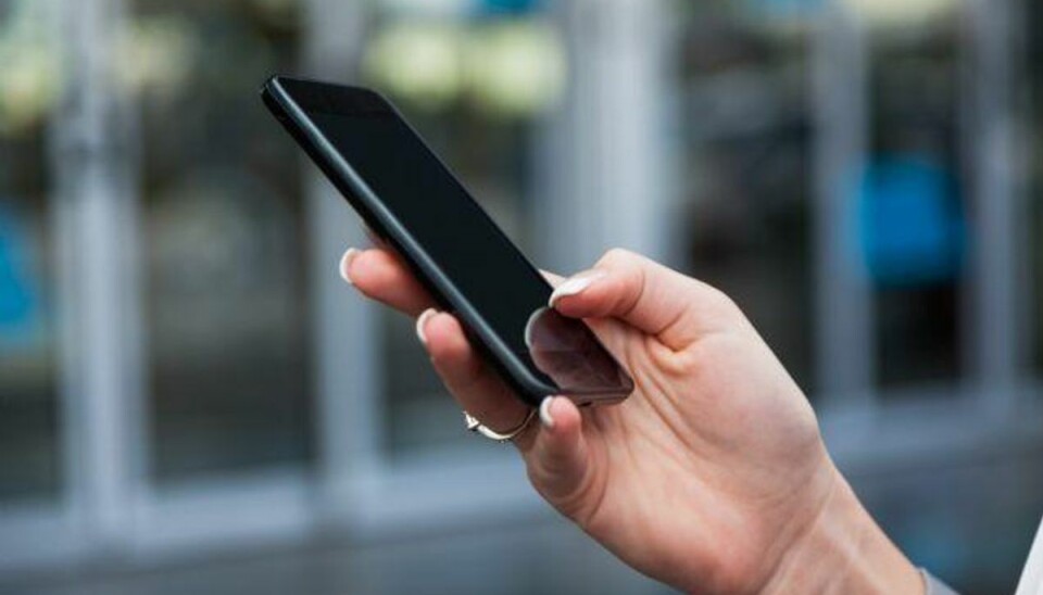 Det koster et klip i kørekortet at bruge mobiltelefonen under kørslen.