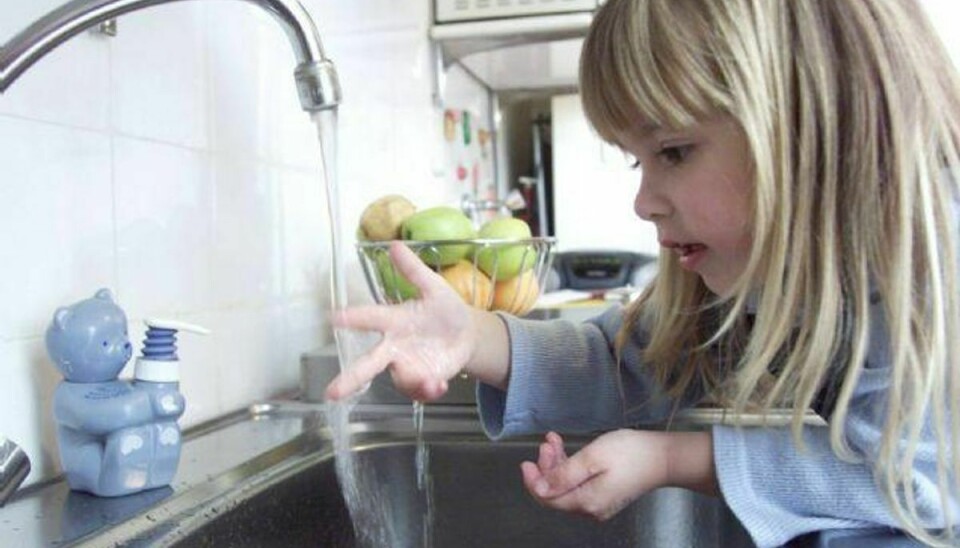 – Det er en rigtig god ide at lade vandet løbe nogle sekunder, inden man drikker det, lyder det fra Statens Serum Institut. Foto: Colourbox.com/COLOURBOX.COM