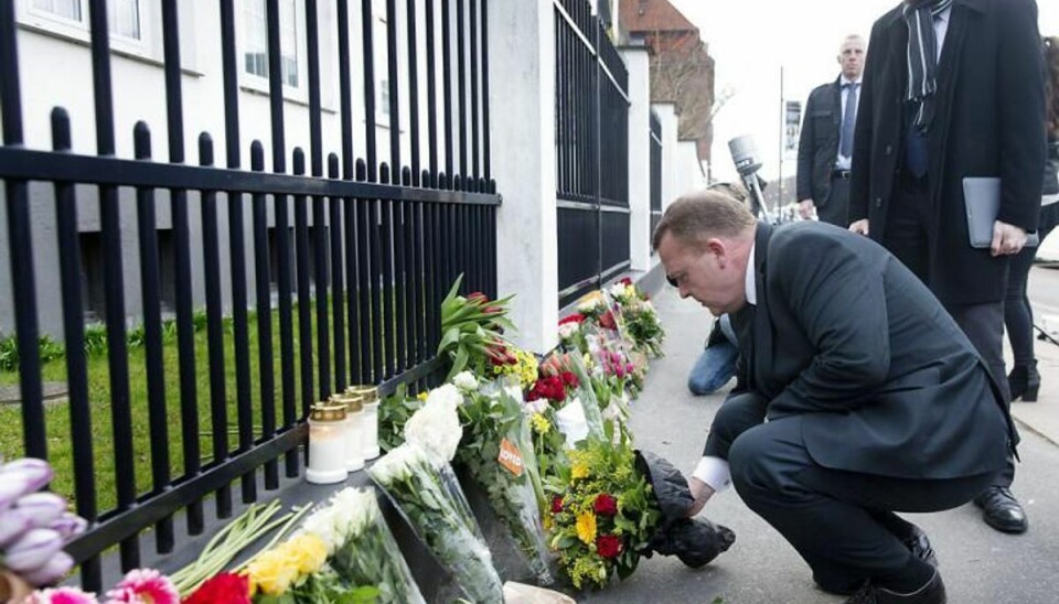 Løkke lægger blomster ved ambassade: Nu står vi her igen Statminister lars Løkke Rasmussen lægger blomster ved den Belgiske ambassade på Østerbro i København efter terroragrebene i Bruxelles 22.marts 2016, bag statsministeren ses Belgiens ambassadør Pol De Witte.Foto: Jens Astrup/Scanpix