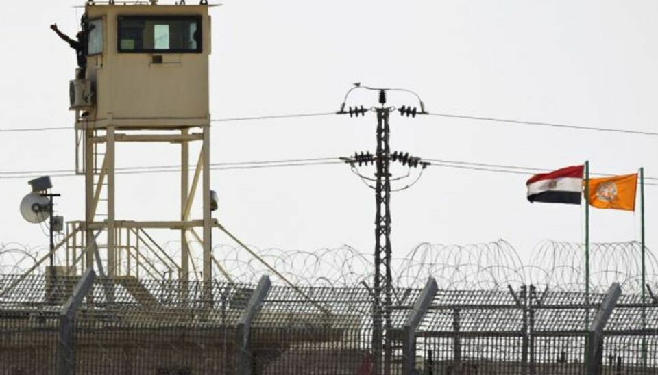 13 politifolk dræbt i angreb i Egypten En egyptisk soldater holder vagt fra et tårn i det nordlige Sinai. Området har været plaget af angreb fra militante islamister. Foto: Amir Cohen/Reuters
