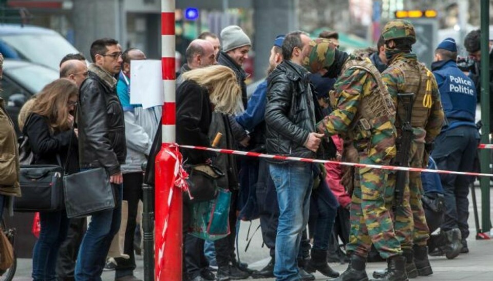 Belgien sænker sikkerhedsniveauet efter bombeangreb Politi og soldater visiterer passagerer på vej ned i metroen i Bruxelles torsdag, to dage efter angrebet der kostede 31 mennesker livet. Foto: Philippe Huguen/AFP
