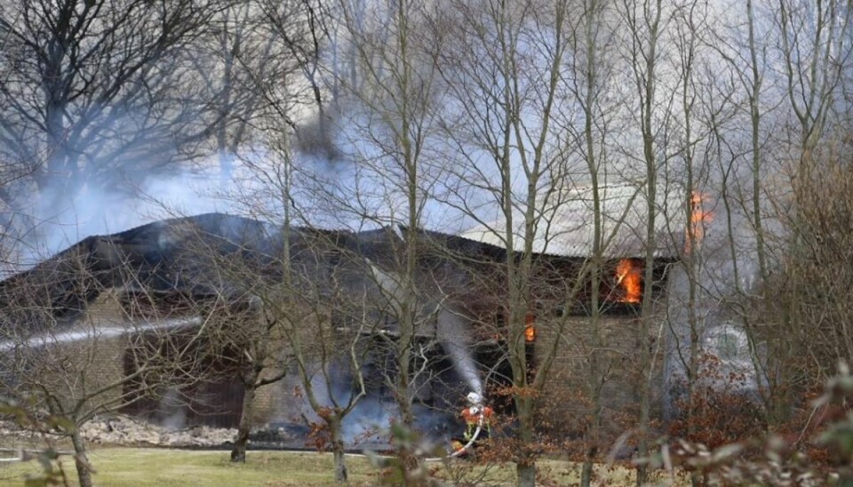 Gård i flammer: Brænder helt ned