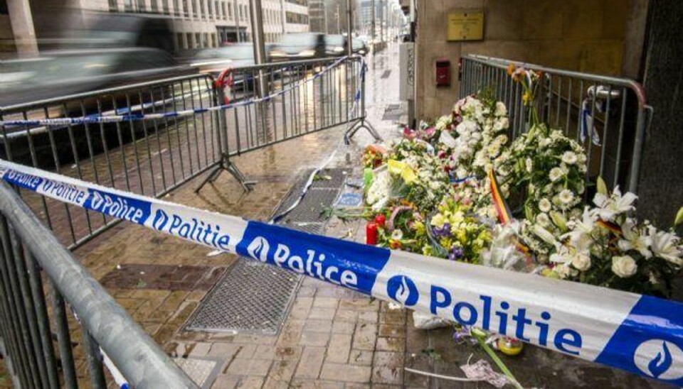 Bruxelles-offer dræbt efter at have sendt livstegn på sms Blomster ved indgangen til Maalbeek metrostation, som var et af målene for tirsdagens bombeangreb i Bruxelles. Foto: Philippe Huguen/AFP