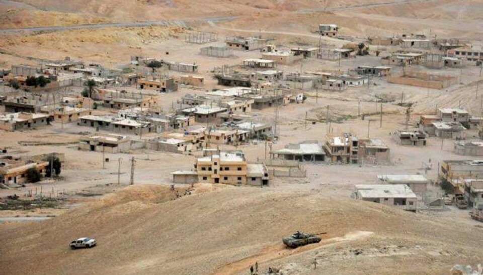 Putin lykønsker Assad med sejren i Palmyra Syriske regeringsstyrker kører ind i Palmyra med en kampvogn og flere militærkøretøjer efter at have sendt Islamisk Stat på flugt. Billedet er offentliggjort af det statslige syriske nyhedsbureau Sana søndag. Foto: Stringer/AFP