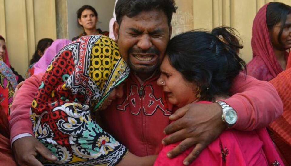 350 anholdt i Pakistan siden blodigt selvmordsangreb Mens familier begraver deres døde, fortsætter myndighederne jagten på islamistiske militante. Foto: Arif Ali/AFP