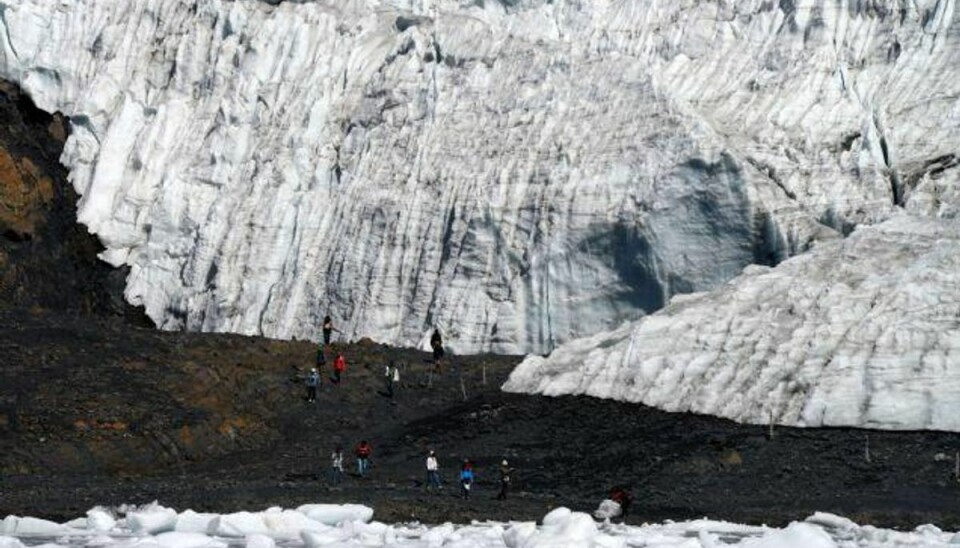 Forskere vil flyve is fra Europa til Sydpolen Gletsjer i Huascaran-nationalparken i Ancash, Peru, september 2015. Mere end 30 procent af denne gletsjer er i løbet af fire årtier smeltet bort på grund af global opvarmning. Nu skal isprøver fra gletsjere over hele verden bevares i en grotte på Sydpolen for at redde videnskabelige data for eftertiden. Foto: Cris Bouroncle/AFP