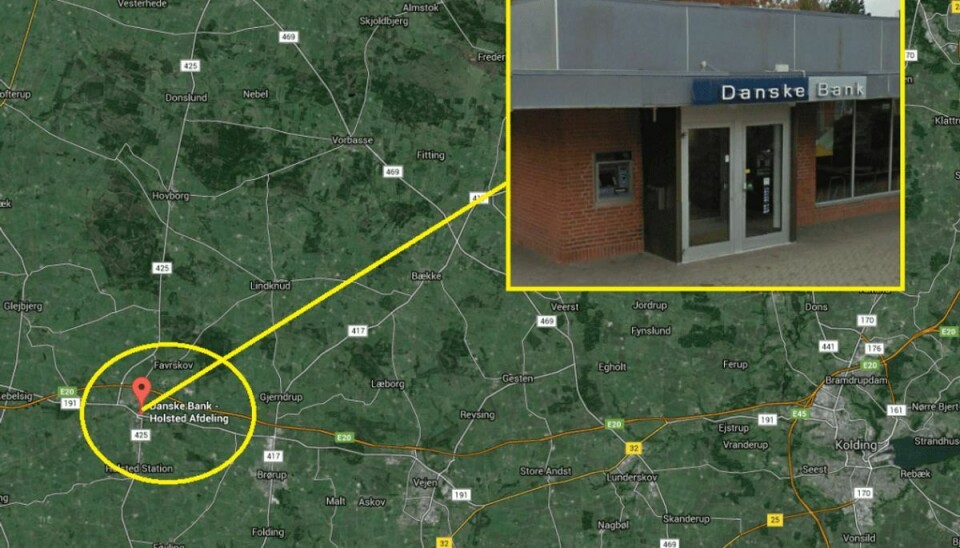 Det var efter et rambuktyveri, hvor to gerningsmænd med en gummiged havde rykket pengeautomaten fra en Danske Bank-filial i Holsted ud, at politiet jagtede dem i bil – indtil patruljevognen punkterede. Foto: Google Maps.