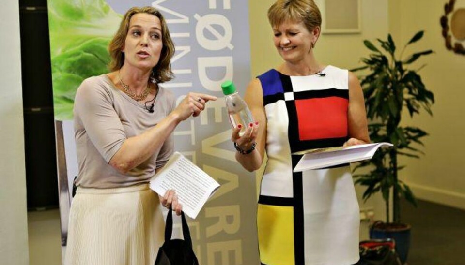 Her ses Kirsten Brosbøl overdrage ministerposten til den tidligere miljø- og fødevareminister Eva Kjer Hansen mandag d. 29 juni 2015. Foto: Michael Bothager/Scanpix Kirsten Brosbøl (t.v.) har været på orlov i fire måneder, fordi hun har haft stress. Tirsdag er hun klar til at indtage gangene på Christiansborg igen.Her ses Kirsten Brosbøl overdrage ministerposten til den tidligere miljø- og fødevareminister Eva Kjer Hansen mandag d. 29 juni 2015. Foto: Michael Bothager/Scanpix