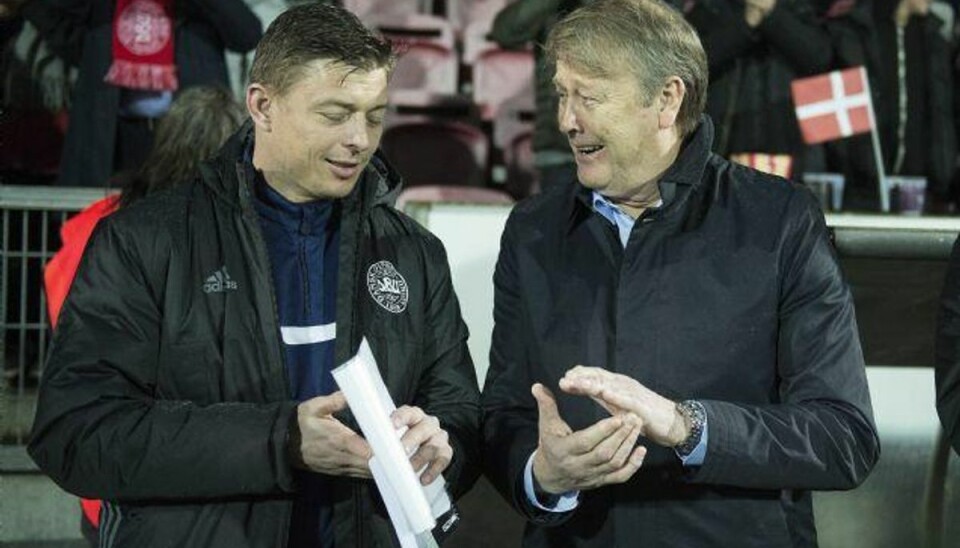 Medier roser Hareide efter debutsejr Danmarks nye landstræner Åge Hareide og hans assistent Jon Dahl Tomasson kan godt blive ved at smile, for dansk presse roser ham stort efter debutkampen mod Island. Foto: Henning Bagger/Scanpix