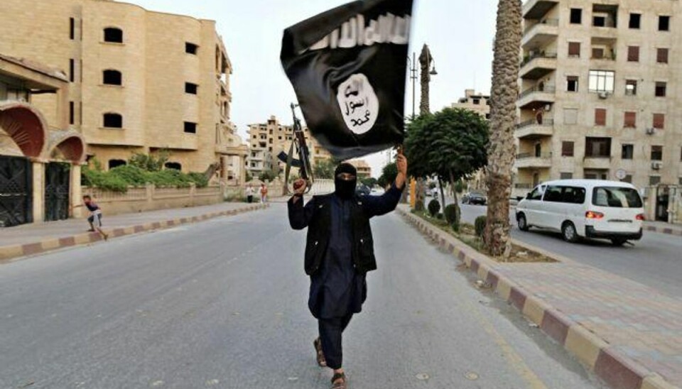 Næstkommanderende i Islamisk Stat meldes dræbt Amerikanske medier fortæller, at den næstkommanderende i Islamisk Stat er blevet dræbt under et amerikansk luftangreb. Angrebet var rettet mod hans bil. Foto: Stringer/Reuters