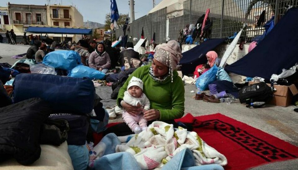 Nu er Grækenland begyndt at deportere flygtninge til Tyrkiet En syrisk kvinde holder sit barn på havnen på den græske ø Chios. Foto: Louisa Gouliamaki/AFP
