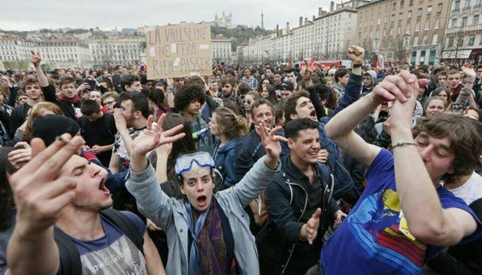 Hundredtusinder af franskmænd har torsdag trodset regnen og går på gaden i protest over en planlagt reform af arbejdsmarkedsloven. Foto: Robert Pratta/Reuters
