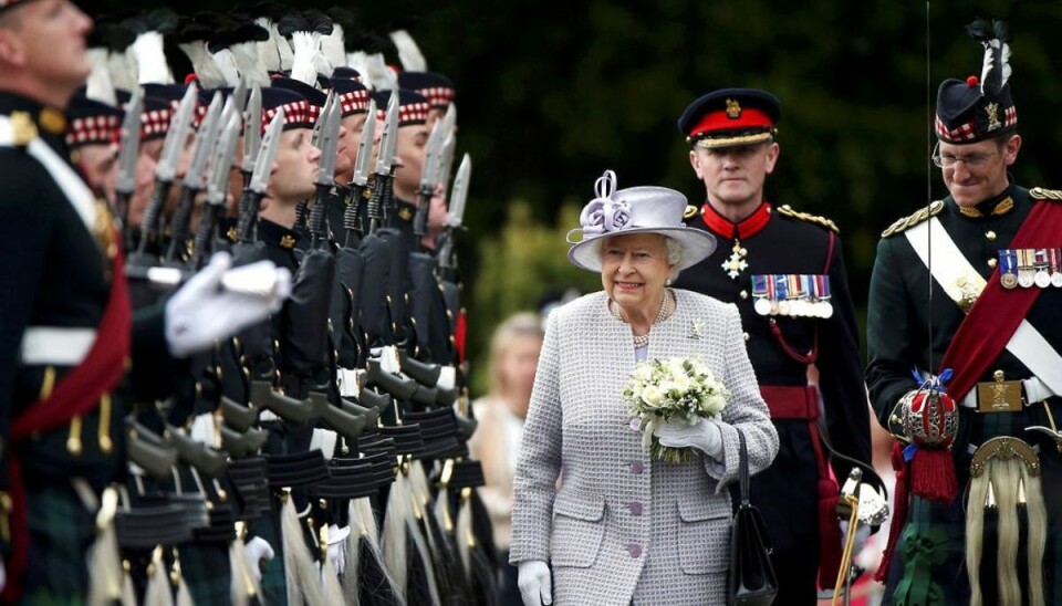 Mand anholdt: Bomberyddere kaldt til slottet Dronning Elizabeth besøger årligt Holyrood Palace i forbindelse med Holyrood Week. Foto: Scanpix