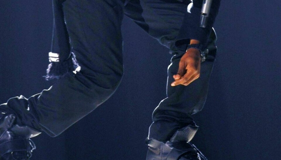 Den nederste halvdel af Kanye West iført de famøse Nike Air Yeezy 1 sneakers ved Grammy iddelingen i Los Angeles i 2008. Foto: REUTERS/Mike Blake