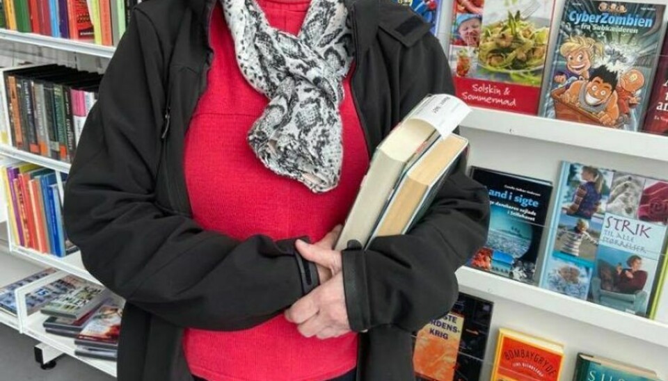 70-årie Else Pedersen har tænkt sig at besøge biblioteket sjældnere, hvis der kommer færre nye bøger på hylderne. Foto: Maiken Krongaard