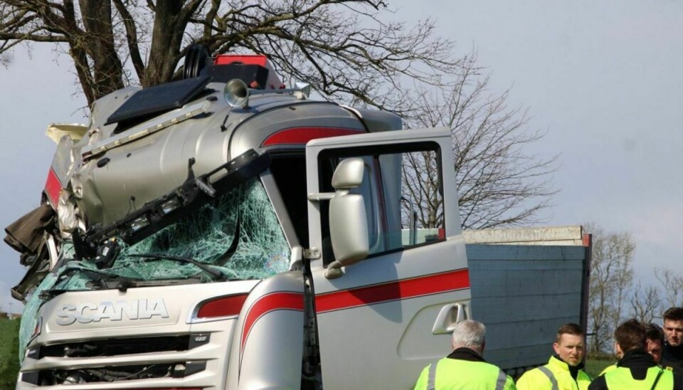 Lastbilchaufførens tilstand er kritisk efter voldsom trafikulykke. Foto: presse-fotos.dk