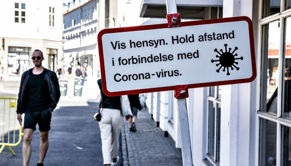 Hvorfor glemmer vi at holde afstand? Smitten stiger i Billund Kommune. Men er borgerne gode nok til at holde afstand, og hvorfor mener de selv, det går galt? Foto: Henning Bagger/Ritzau Scanpix