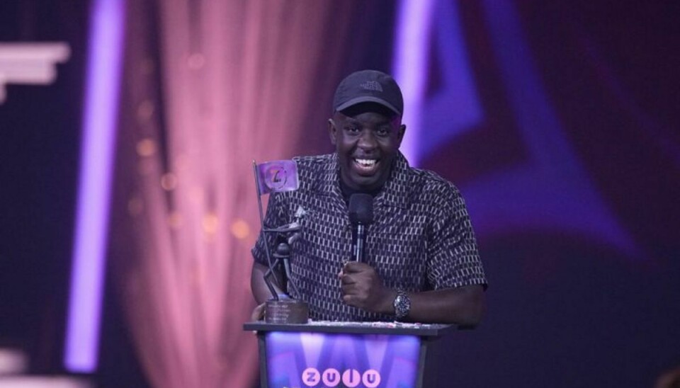 Melvin Kakooza modtager prisen for Årets Tv-serie. Det var hans mor, der præsenterede de nominerende og offentliggjorde, at hendes søn havde vundet. – Foto: Martin Sylvest/Ritzau Scanpix