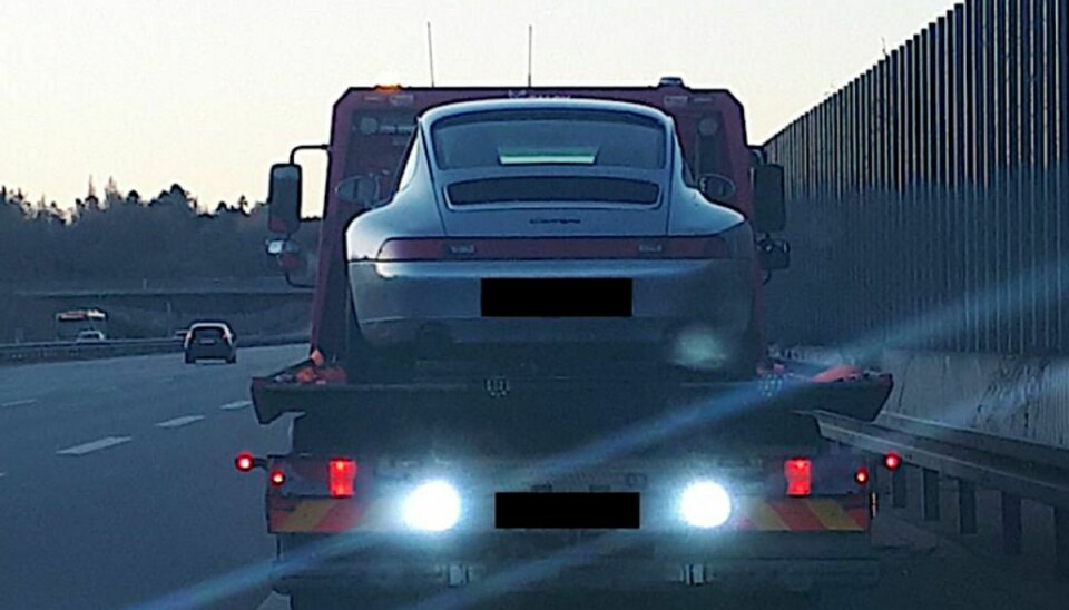 I begyndelsen af april lagde Nordsjællands Politi dette billede ud på de sociale medier med en Porsche, der var blevet konfiskeret efter at have kørt 210 km/t. Om det er den samme Porsche leasingselskabet har kæmpet for, vides ikke. Foto: Politiet.