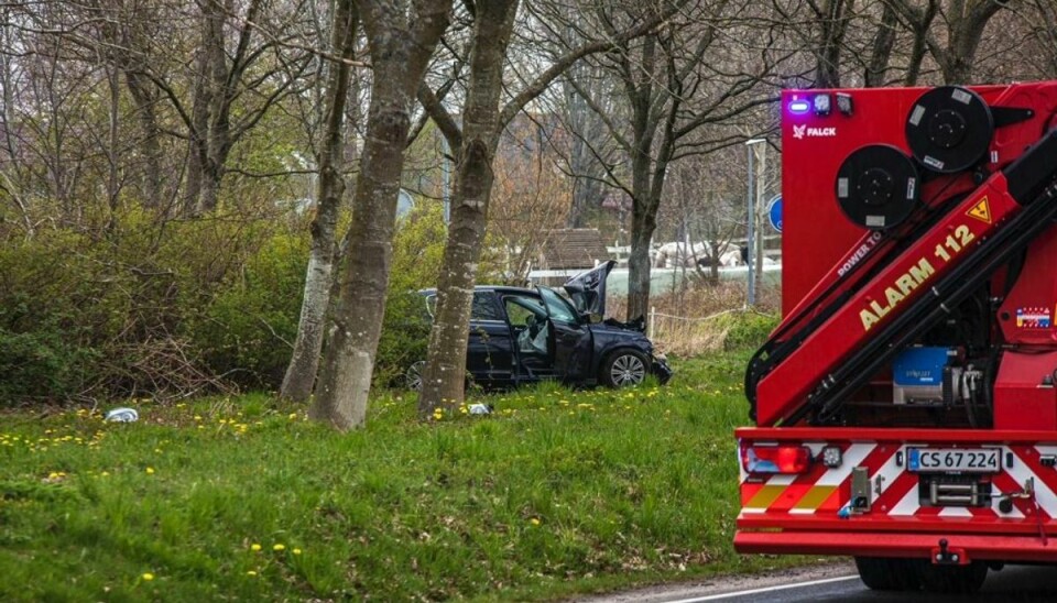 To personer er reddet ud af en brændende bil. Foto: presse-fotos.dk