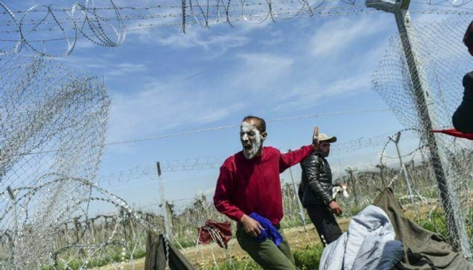 Asyltal er faldet i Danmark og andre europæiske lande Flygtninge og migranter i Idomeni-lejren har flere gange forgæves forsøgt at trænge igennem grænsehegnet til Makedonien. De lukkede grænseovergange på den såkaldte Balkan-rute har formentlig medvirket til et markant fald i asyltallet i Danmark og andre europæiske lande. Foto: Bulent Kilic/AFP