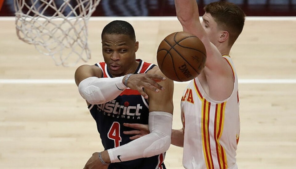 Russell Westbrook (til venstre) fra Washington Wizards satte mandag rekord i NBA, da han blev noteret for en triple-double i en kamp mod Atlanta Hawks. Foto: Ben Margot/Scanpix