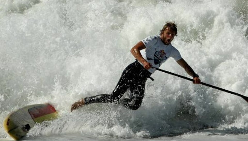 Casper Steinfath er verdensmester ad flere omgange i disciplinen stand up paddling, hvor man står let foroverbøjet på et surfbræt og padler sig frem. Her er et billede fra 2016 i San Francisco i USA. Foto: Ezra Shaw/AFP