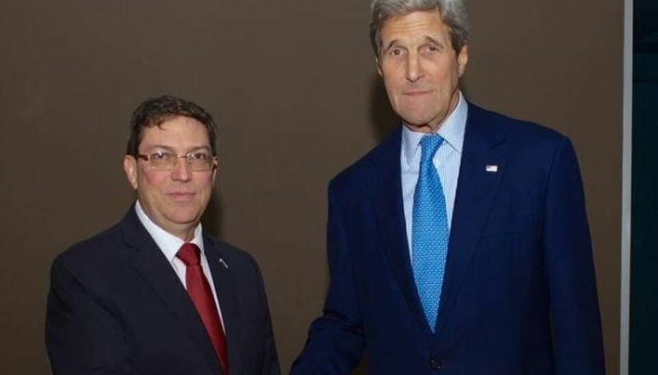 Kerry ærer Hiroshimas bombeofre under historisk besøg John Kerry (til højre) har besøgt Hiroshima, hvor amerikanerne smed den første atombombe i 1945. Foto: /Free