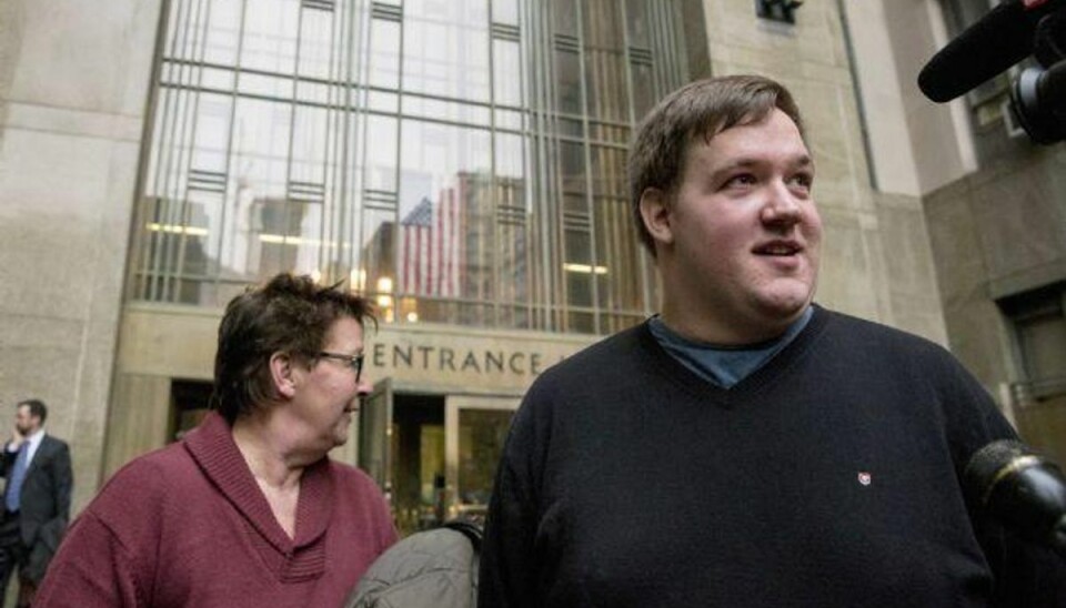 Dansk pædagog indgår forlig i sag mod staten New York Malthe Thomsen har indgået et forlig der giver han en halv million kroner i den erstatningssag, han anlagde mod anklagemyndigheden og staten New York. Billedet er Malthe Thomsen og hans mor foran retten i New York 2014. Foto: Brendan Mcdermid/Reuters