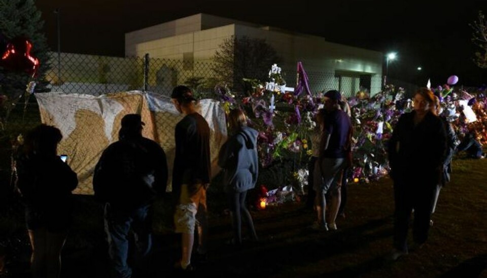 Fans er samlet uden for Princes hjem i Chanhassen, Minnesota, for at sørge over kunstnerens død. Klik videre i galleriet og se flere billeder af den ikoniske musiker og reaktioner på hans død. Foto: Mark Ralston/AFP