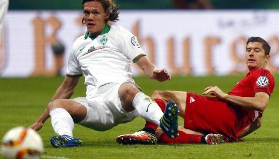 Werder Bremen vil holde på eftertragtet Vestergaard Jannik Vestergaard tackler Robert Lewandowski i Bundesligaen. Til efteråret kan de møde hinanden i landsholdsregi, når Danmark og Polen spiller VM-kvalifikationskamp. Foto: Michael Dalder/Reuters