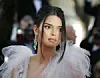 En sindsforvirret mand har udtrykt ønske om at skyde Kendall Jenner. Nu har en dommer i Los Angeles udstedt et tilhold, der forbyder manden nogen måde at nærme sig hende. Klik videre for flere billeder. Foto: Scanpix/REUTERS/Regis Duvignau