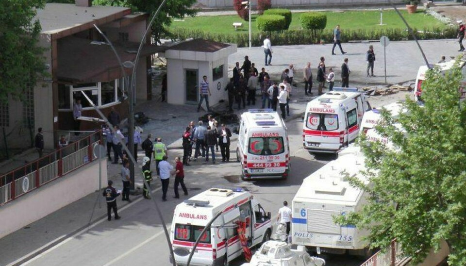 Ambulancer blev hurtigt sendt til stedet, hvor en bilbombe er eksploderet foran en politistation. Foto: Scanpix