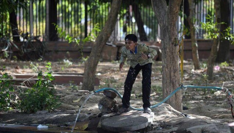 Ekstrem hede slår mindst 300 indere ihjel Varmen i Indien får flere steder myndighederne til at opfordre folk til at holde sig væk fra solen, når den står højest på himlen. Foto: Sajjad Hussain/AFP