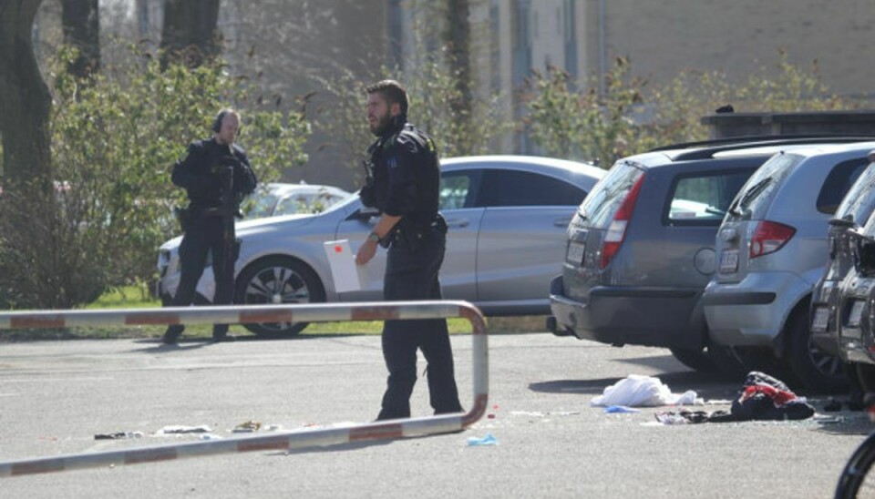 Københavns Politi var til stede på Åfløjen i Husum onsdag den 8. april 2020, hvor en 22-årig mand blev dræbt i sin bil. Foto: presse-fotos.dk/Scanpix