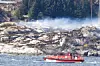 En helikopter er styrtet ned ved Turøy nær Bergen fredag eftermiddag. Klik videre og se flere billeder, samt et kort over, hvor ulykken er sket. Foto: RUNE NIELSEN/Scanpix