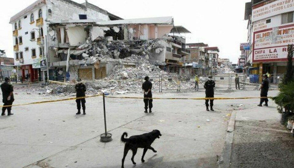 Adskillige bygninger måtte give efter for et voldsomt jordskælv i Ecuador 16. april. I murbrokker efter naturkatastrofen er en 72-årig mand blevet fundet efter 13 dage. Foto: Henry Romero/Reuters