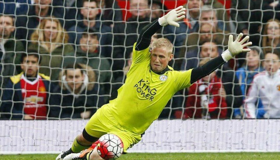 Schmeichel og Leicester er engelske mestre Uden at spille blev Kasper Schmeichel engelsk mester med Leicester da de nærmeste rivaler fra Tottenham mandag aften spillede 2-2 med Chelsea. Foto: Jason Cairnduff/Scanpix.