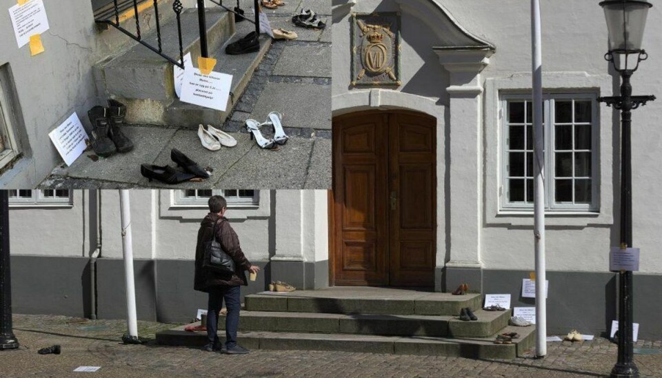 Foto: Peter Koch. Randers var den 1. maj beklædt med skilte og sko i anledning af en happening, arrangeret af foreningen Folkebevægelse for Social Retfærdighed.Foto: Peter Koch.