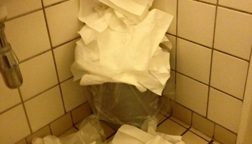 Klamt toilet på sygehus Tommy Engstrøm var ikke videre imponeret over forholdene, da han åbnede døren ind til dette toilet på Kolding Sygehus. Foto: Tommy Engstrøm fra Facebookgruppen “Kolding.”