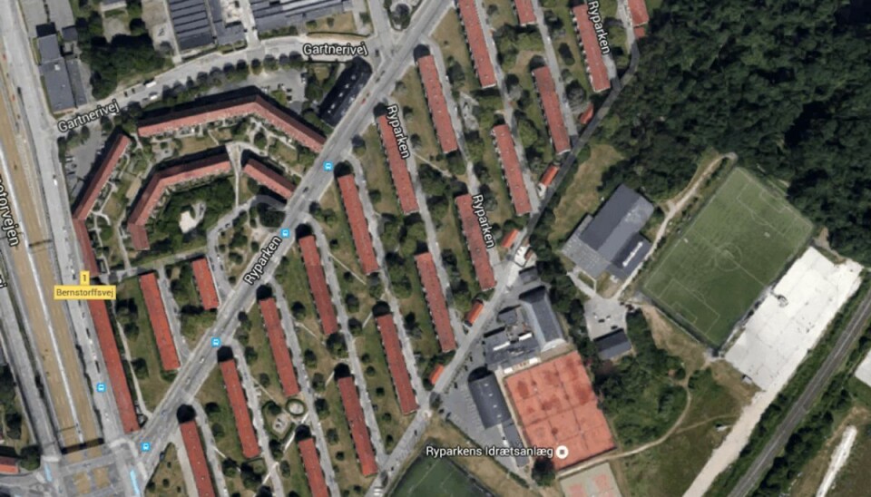 Ung mand anholdt: Mistænkes for at smide pistol fra sig I Ryparken på Østerbro i København kastede en ung mand noget fra sig, da politiet natten til søndag rykkede ud til noget uro. Genstanden blev fundet af en politihund og viste sig at være en skarpladt pistol. Foto: Google Maps
